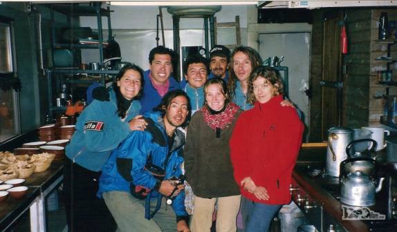 Despedida do simpático staff do refúgio em Plaza de Mulas, o hotel mais alto do mundo, aos pés do Aconcágua, no oeste da Argentina (temporada de 1998/99)